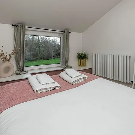 Cheerful 2 Bedroom Cottage With Garden Llanelltyd Exterior photo