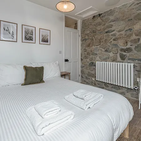 Cheerful 2 Bedroom Cottage With Garden Llanelltyd Exterior photo