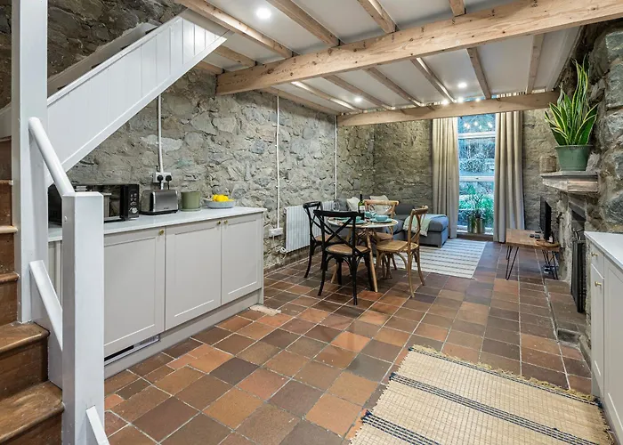 Cheerful 2 Bedroom Cottage With Garden