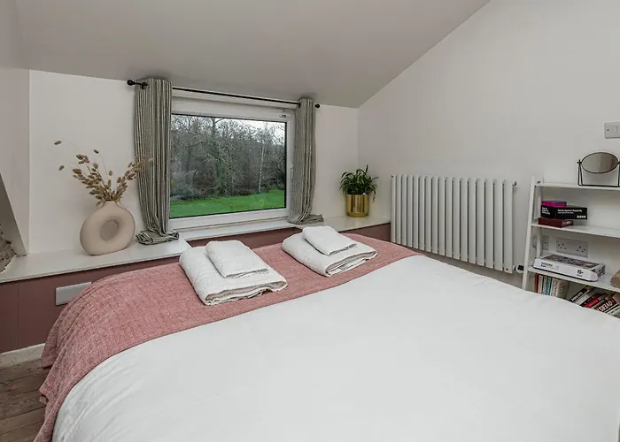 Cheerful 2 Bedroom Cottage With Garden