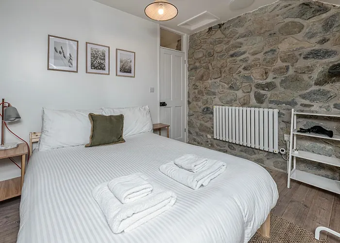 Cheerful 2 Bedroom Cottage With Garden